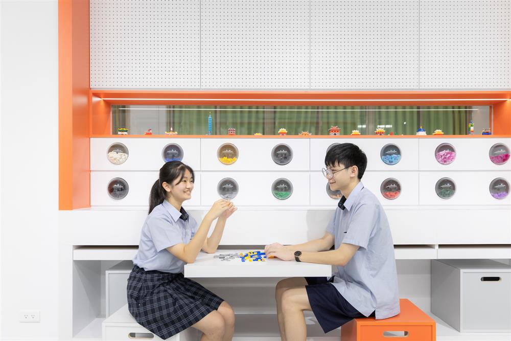 積木收納櫃和活動滑軌式工作桌面