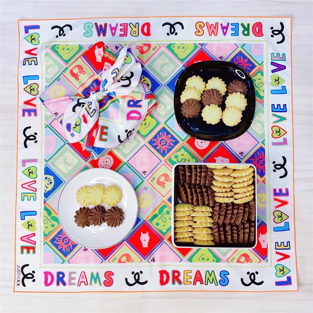 周裕穎藉由包巾取代紙袋包裝的永續時尚理念，為小愉兒基金會設計「永續包巾餅乾禮盒」，期許能幫助小愉兒們募集更多經費，建設夢想家園-1（共推出兩款包巾設計，隨機出貨。）