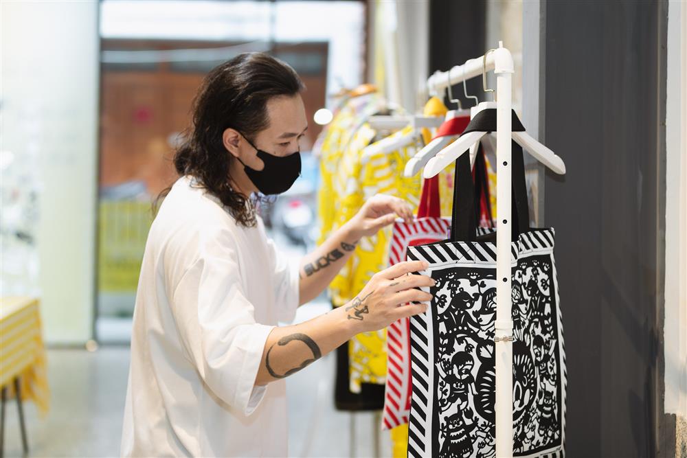 周裕穎感於疫情對小愉兒基金會的衝擊，發起「愉與熊掌可以兼得」公益活動，即日起於迪化街東梨學院舉辦《公益Ｘ工藝 時尚藝術跨界展》(7)