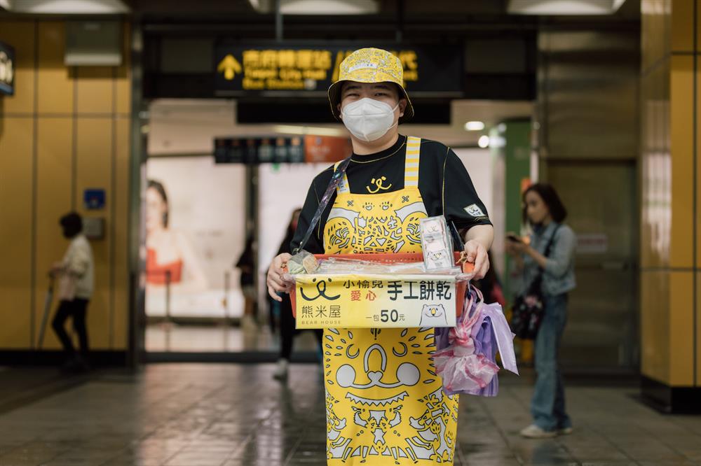 周裕穎以代表小愉兒基金會涵義的微笑、熊與愛心三大元素作為制服設計靈感，攜手剪紙藝術家25度創造剪紙IP，也將基金會小熊LOGO結合黃白條紋展現立體感，為小愉兒基金會創造全新潮流制服。(3)