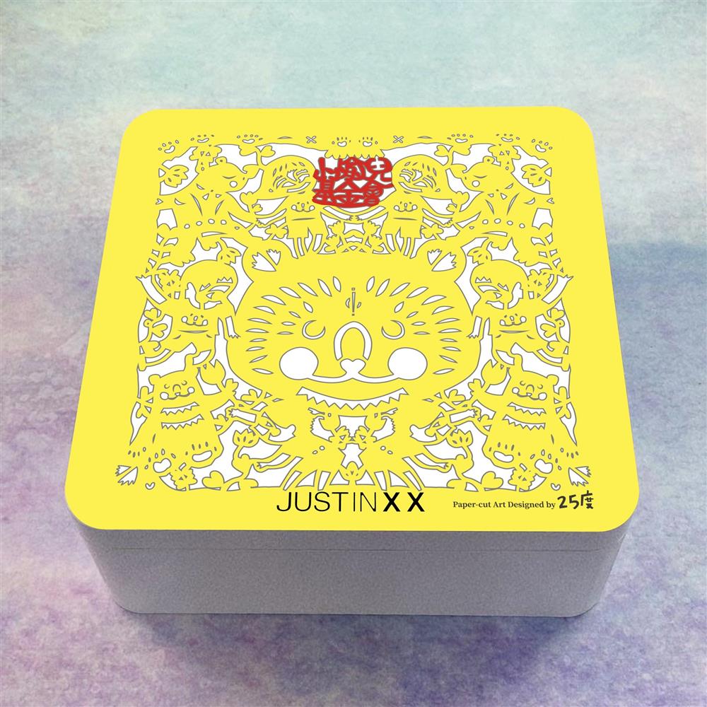 周裕穎藉由包巾取代紙袋包裝的永續時尚理念，為小愉兒基金會設計「永續包巾餅乾禮盒」，期許能幫助小愉兒們募集更多經費，建設夢想家園_鐵盒（共推出兩款包巾設計，隨機出貨。）