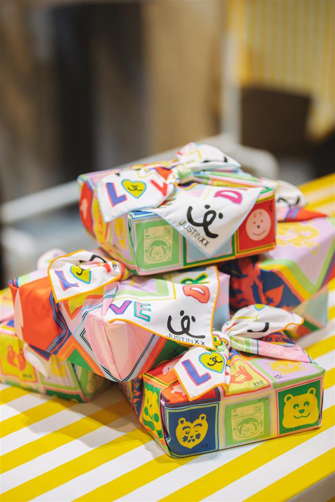 周裕穎藉由包巾取代紙袋包裝的永續時尚理念，為小愉兒基金會設計「永續包巾餅乾禮盒」，期許能幫助小愉兒們募集更多經費，建設夢想家園-2（共推出兩款包巾設計，隨機出貨。）(1)