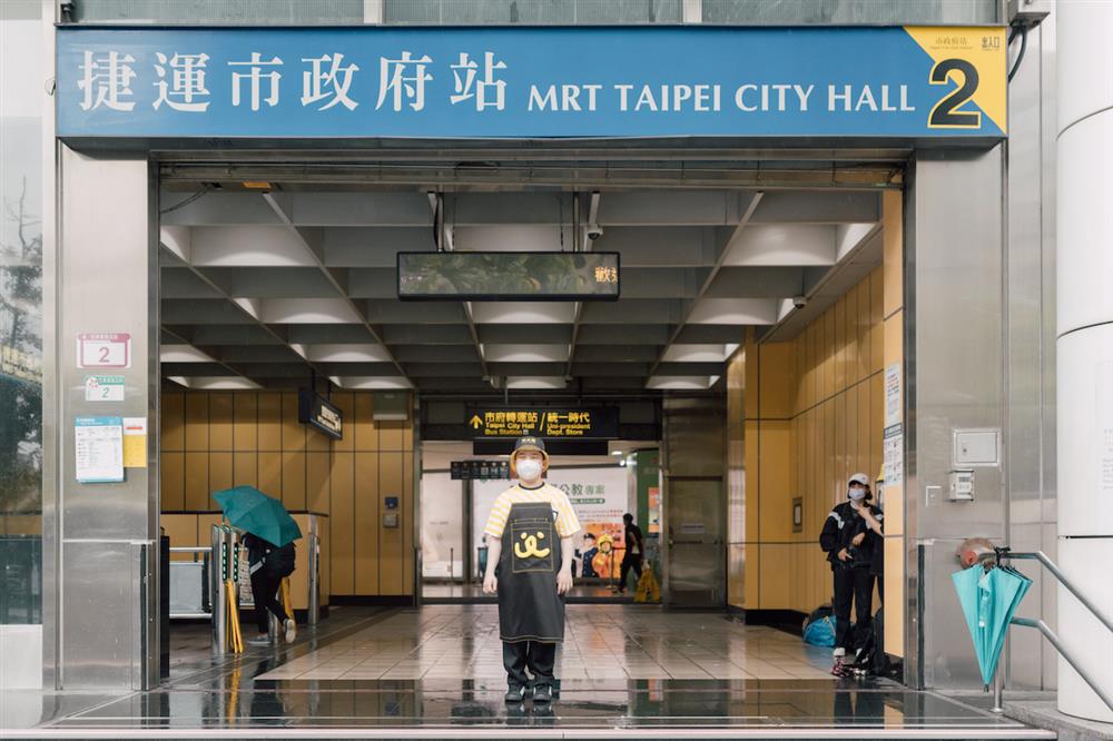 周裕穎以代表小愉兒基金會涵義的微笑、熊與愛心三大元素作為制服設計靈感，攜手剪紙藝術家25度創造剪紙IP，也將基金會小熊LOGO結合黃白條紋展現立體感，為小愉兒基金會創造全新潮流制服。(6)