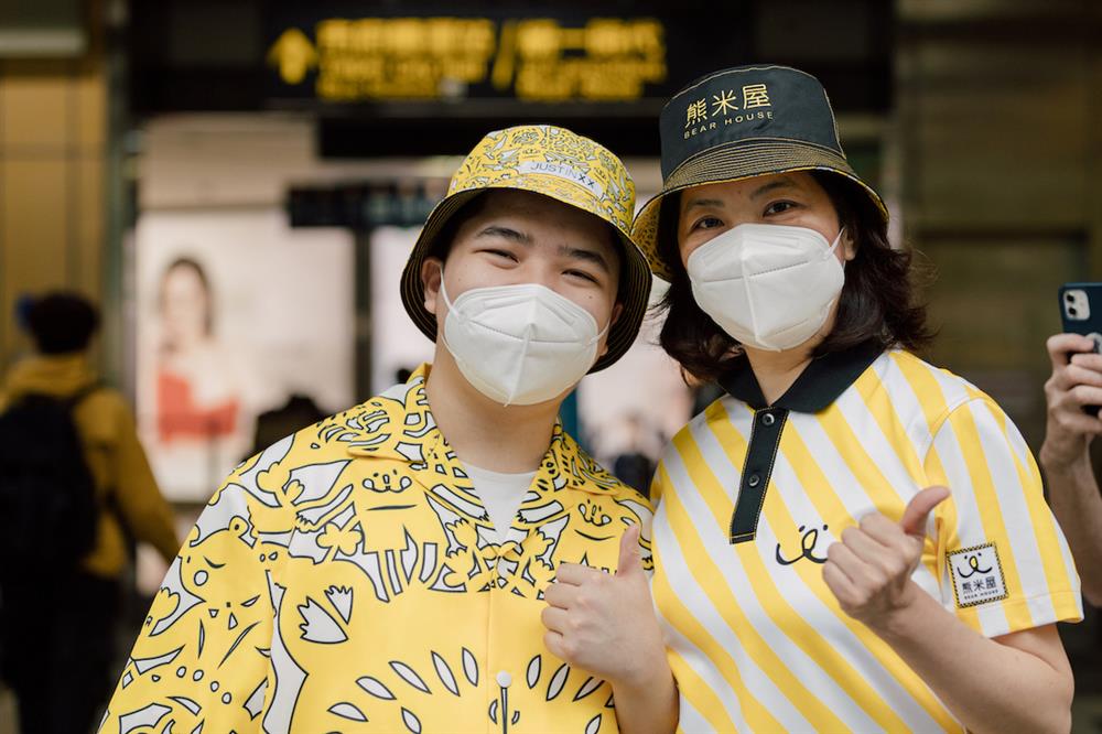 周裕穎以代表小愉兒基金會涵義的微笑、熊與愛心三大元素作為制服設計靈感，攜手剪紙藝術家25度創造剪紙IP，也將基金會小熊LOGO結合黃白條紋展現立體感，為小愉兒基金會創造全新潮流制服。(2)