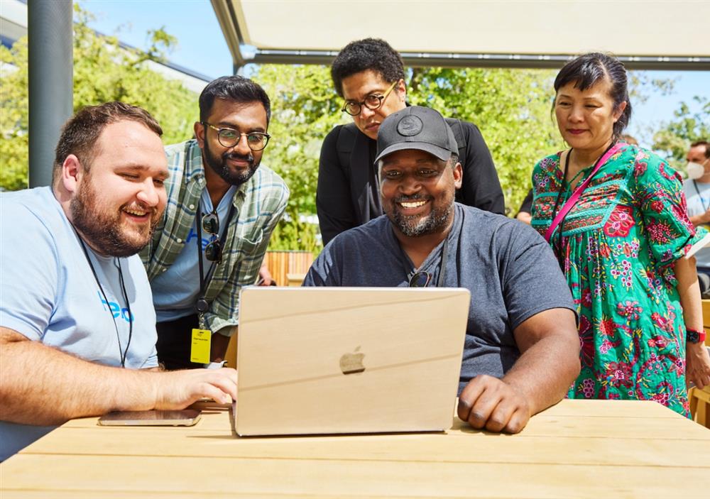 batch_Apple-WWDC22-Meet-the-Teams-MacBook-Pro-demo-220606