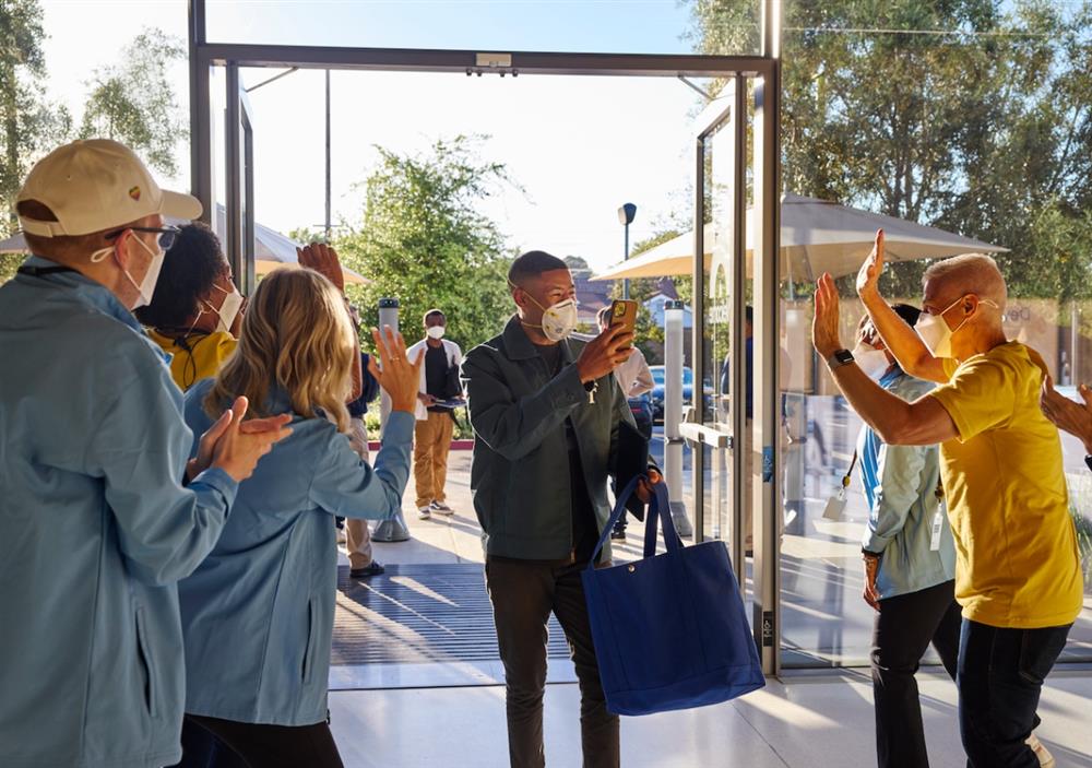 batch_Apple-WWDC22-developers-arrive-Apple-Park-220606