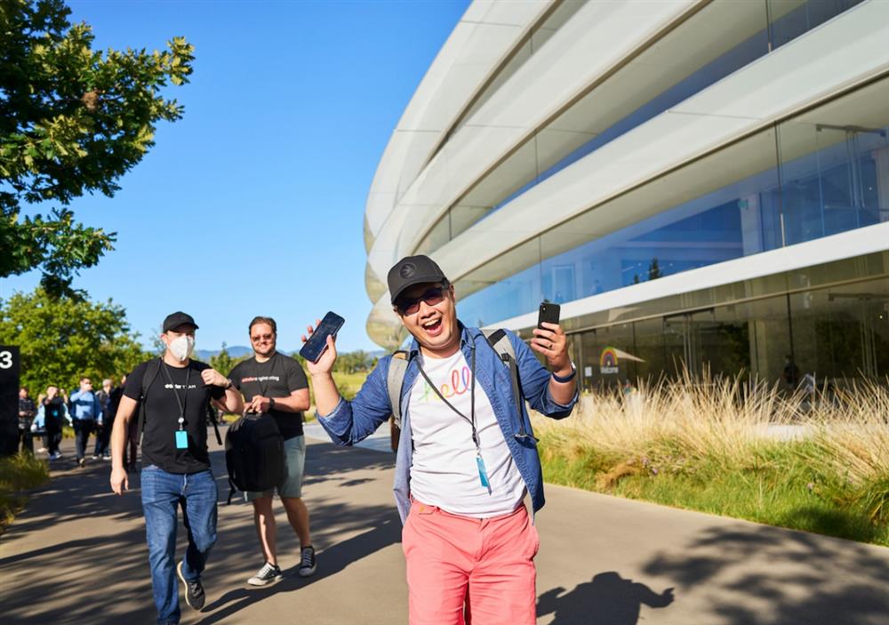 batch_Apple-WWDC22-developers-outer-ring-Apple-Park-220606