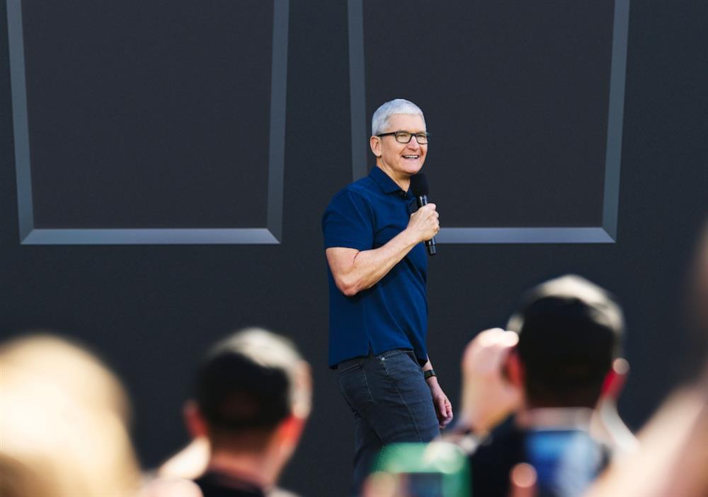 batch_Apple-WWDC22-Tim-Cook-Apple-Park-hero-220606