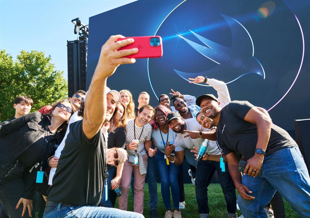 batch_Apple-WWDC22-developers-group-selfie-Apple-Park-220606