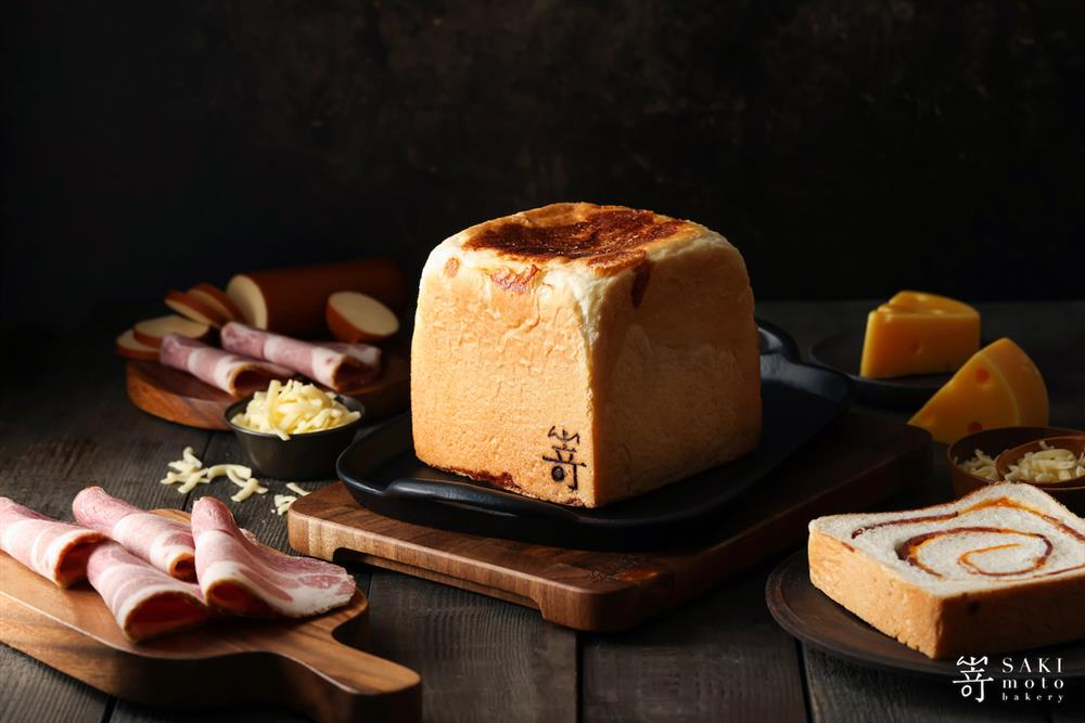 極起司火腿生吐司日規 1 斤 385元    頂級肩脥肉，搭配上風味溫和富有堅果香的米摩勒特乾酪，讓人一吃就難忘。