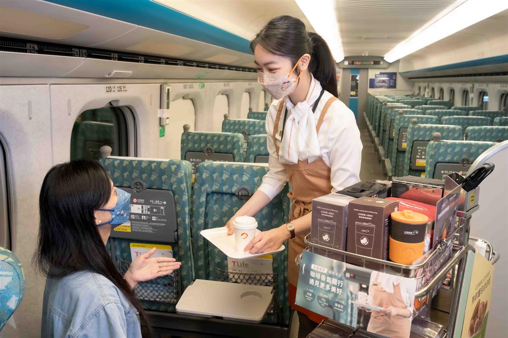圖二、高鐵列車「咖啡品牌月」活動,歡迎旅客把握機會,在享受高速旅程的同時,慢慢品味高鐵嚴選咖啡的美好滋味。. 圖二、高鐵列車「咖啡品牌月」活動,歡迎旅客把握機會,在享受高速旅程的同時,慢慢品味高鐵嚴選咖啡的美好滋味。.