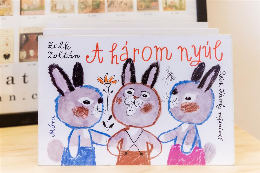 誠品書店「時光繪本書屋」於基隆「要塞司令官邸」策展呈現歐亞5國特色古蹟書店與圖書館，以及1930-1980年代歐陸繪本、膠卷繪本與放映機、兒童雜誌、故事書、海報等珍貴物件。(3)