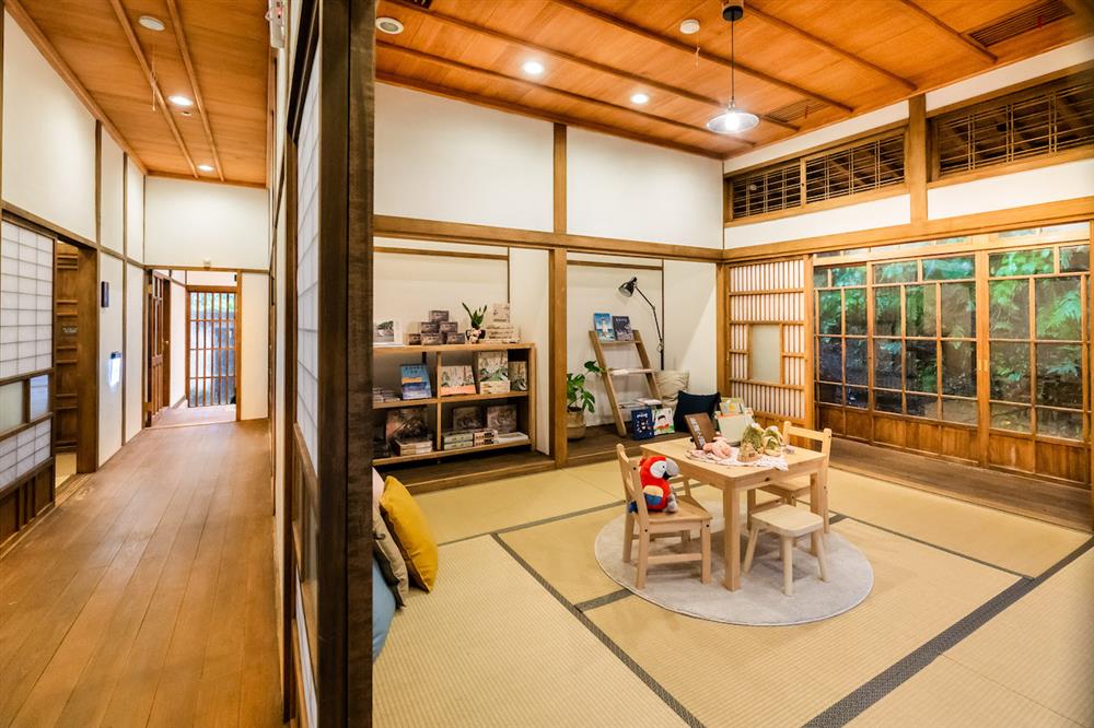 誠品書店4月1日起於基隆「要塞司令官邸」及「要塞司令部校官眷舍」全新推出「時光繪本書屋」。讀者可穿梭和室欣賞主題策展，或在充滿溫馨氛圍的「閱讀角」享受親子共讀時光。