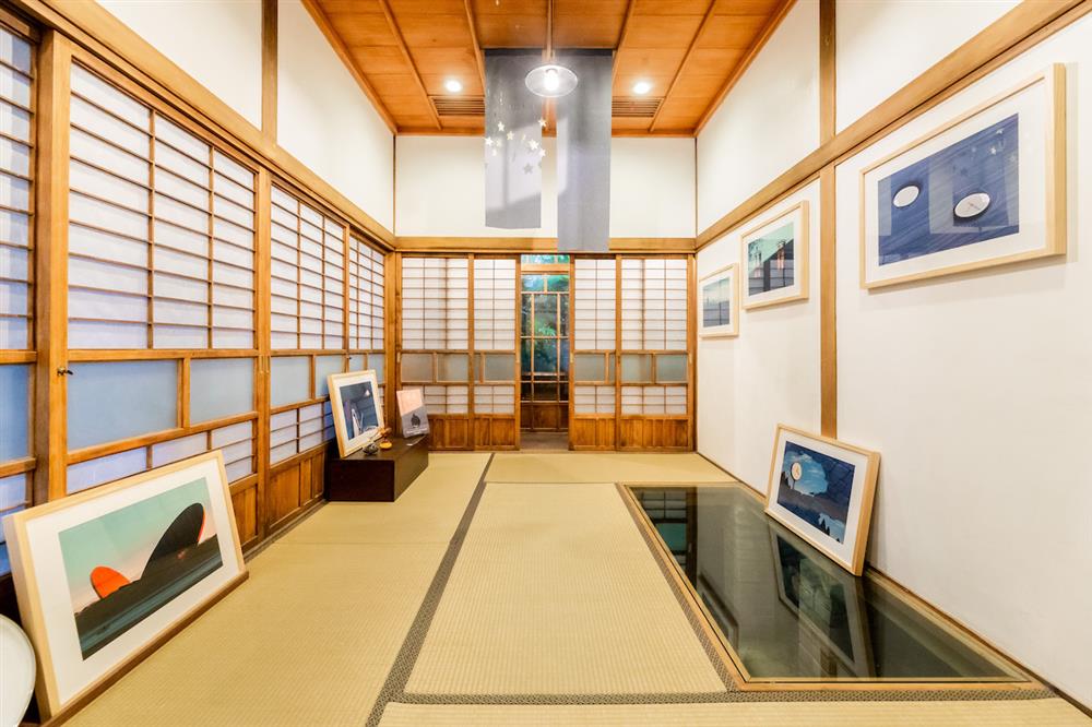 誠品書店「時光繪本書屋」同步展出韓國繪本《時間》原版授權複製畫，呼應基隆要塞司令官邸與校官眷舍古蹟歷經百年時光流轉。