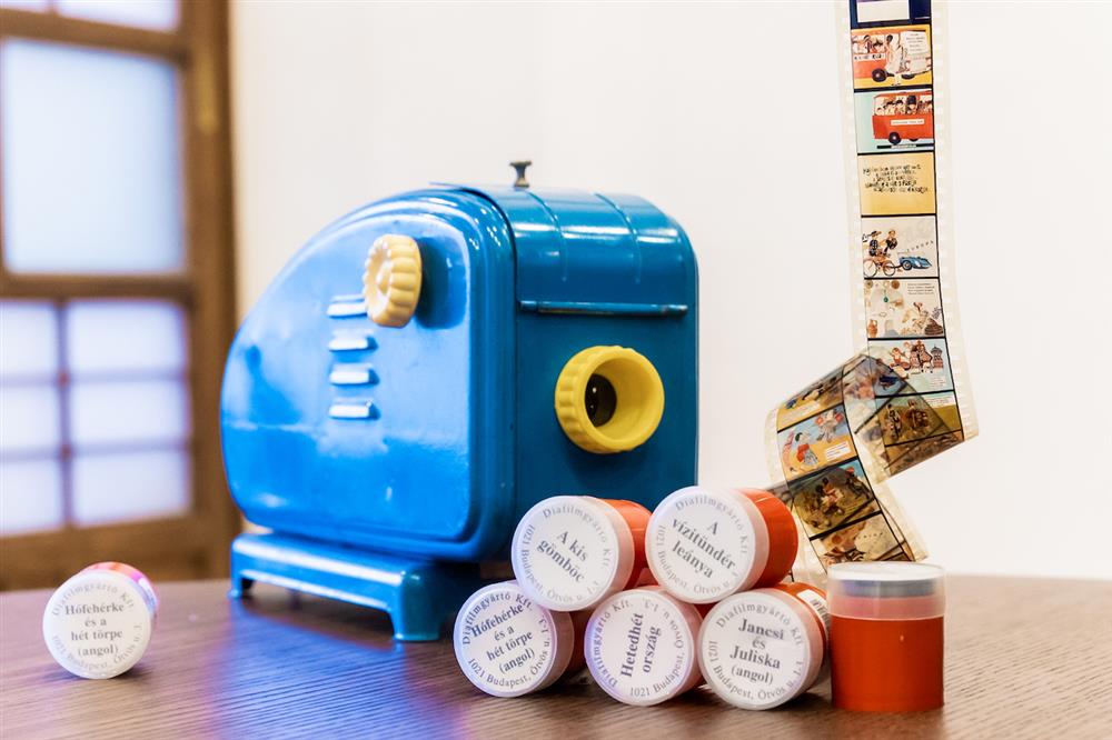 誠品書店「時光繪本書屋」於基隆「要塞司令官邸」策展呈現歐亞5國特色古蹟書店與圖書館，以及1930-1980年代歐陸繪本、膠卷繪本與放映機、兒童雜誌、故事書、海報等珍貴物件。(2)