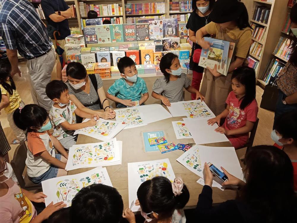 誠品書店將於基隆「時光繪本書屋」陸續舉辦說故事、互動式遊戲、繪本場景手作、親子工作坊、戶外市集等近50場藝文活動。(3)