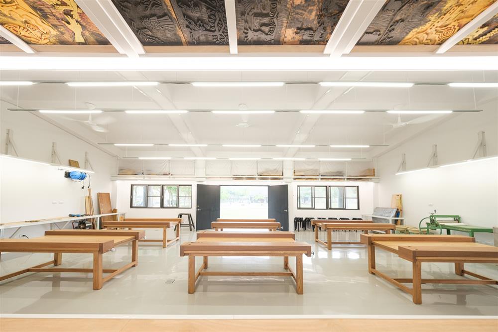 小檔利用空間垂直抬升進行系統性整合，翻轉作品的收納方式成為空間的特色，如膠捲般的影格滿載著學生作品及排灣族文化_1