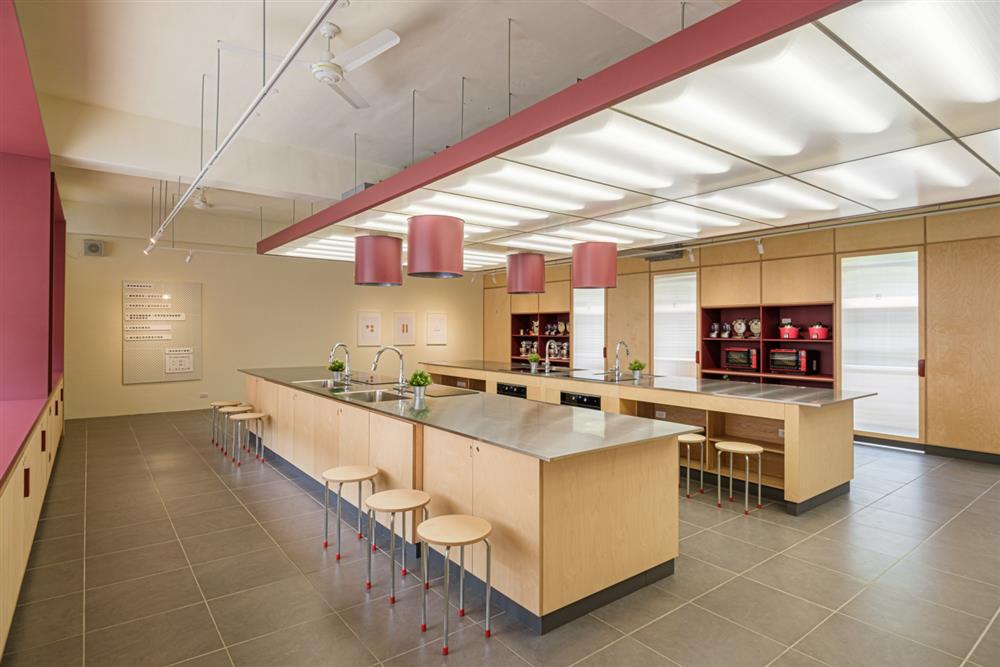 小檔教室全景_空間設計與傳統辦桌文化結合，讓家政教室更具烹飪精神_1