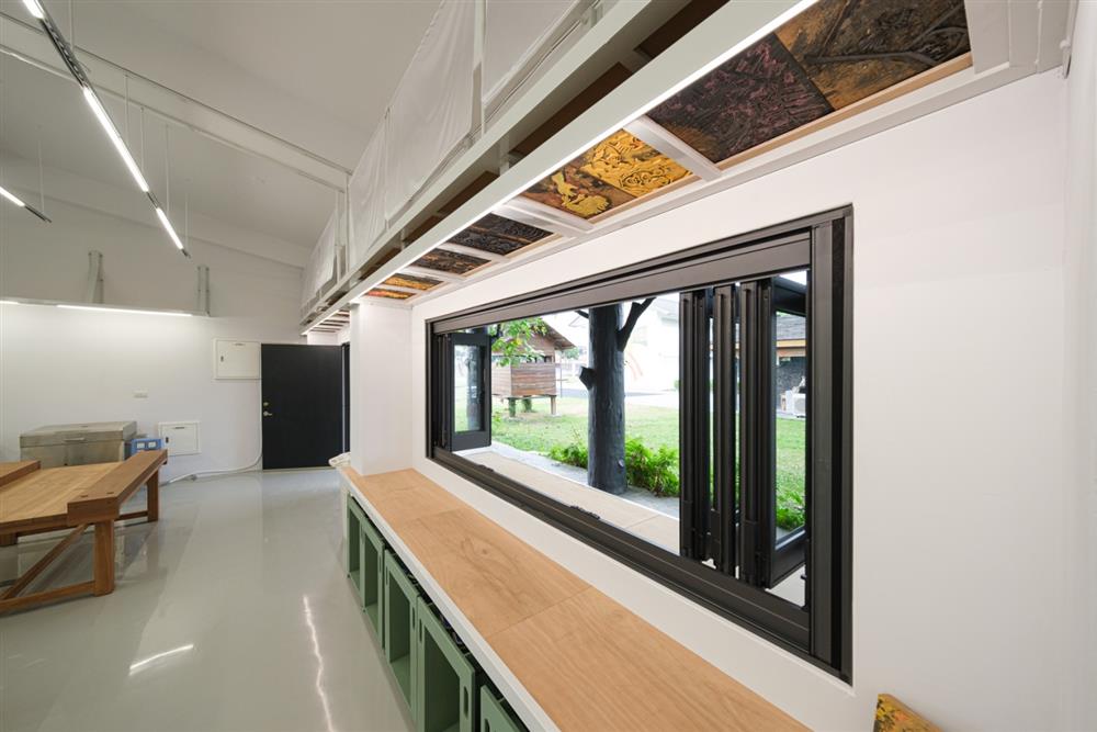 小檔利用空間垂直抬升進行系統性整合，翻轉作品的收納方式成為空間的特色，如膠捲般的影格滿載著學生作品及排灣族文化_2