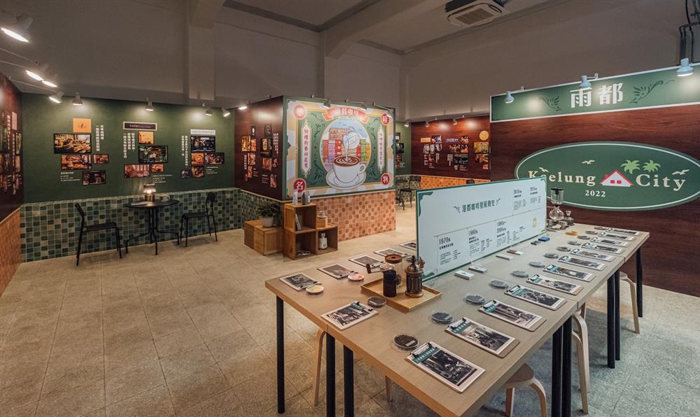 桌上陳列25間咖啡品牌圖文手冊，展現在地店家多元面貌。