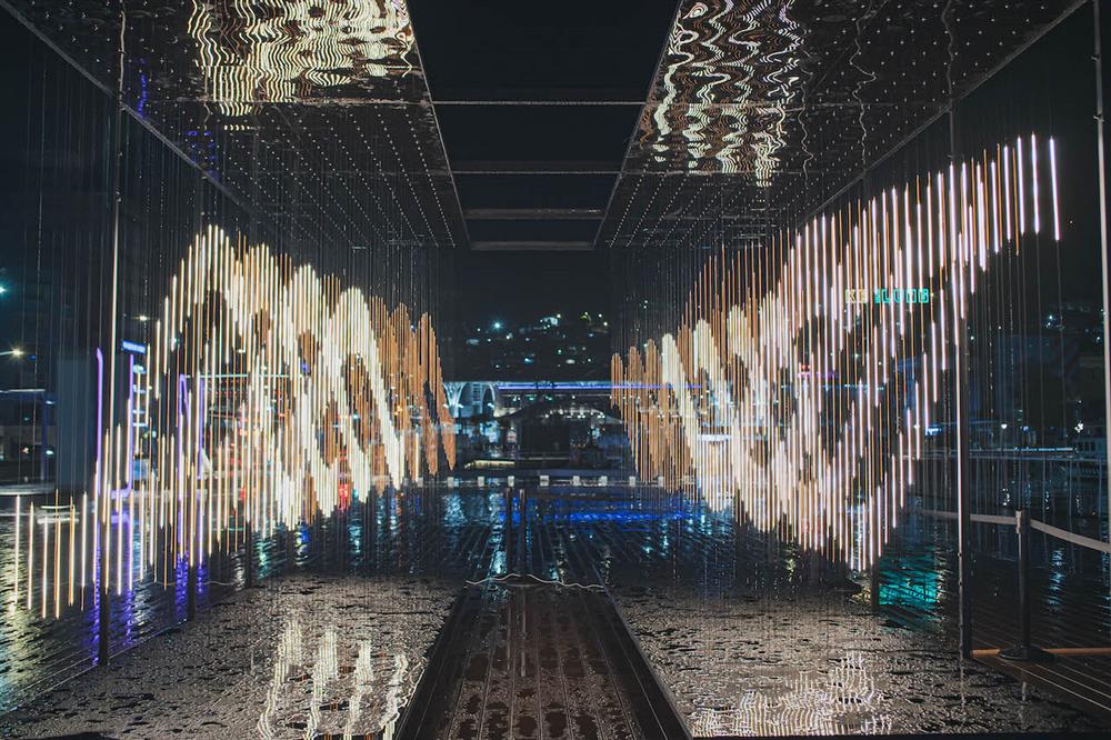 邀請觀者走入作品，穿梭在片片以光構築的浪潮