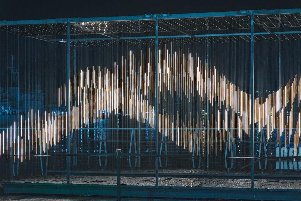 首次運用LED柔性燈帶，捕捉到基隆現場即時的風資訊，展開各種光的姿態