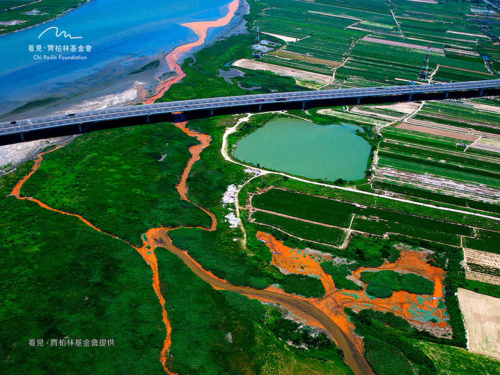 飛閱台灣_齊柏林紀念攝影展_台中・大肚溪污染 飛閱台灣_齊柏林紀念攝影展_台中・大肚溪污染