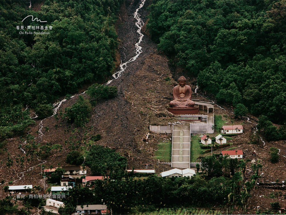 飛閱台灣_齊柏林紀念攝影展_莫拉克風災-高雄・六龜大佛危坐 飛閱台灣_齊柏林紀念攝影展_莫拉克風災-高雄・六龜大佛危坐