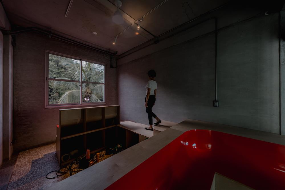 《地板內早餐》《Come into My Drain》，《小花計畫2022-Re：小花盛開的回音》，展於金馬賓館當代美術館。Photo：ALIEN Art 永添藝術