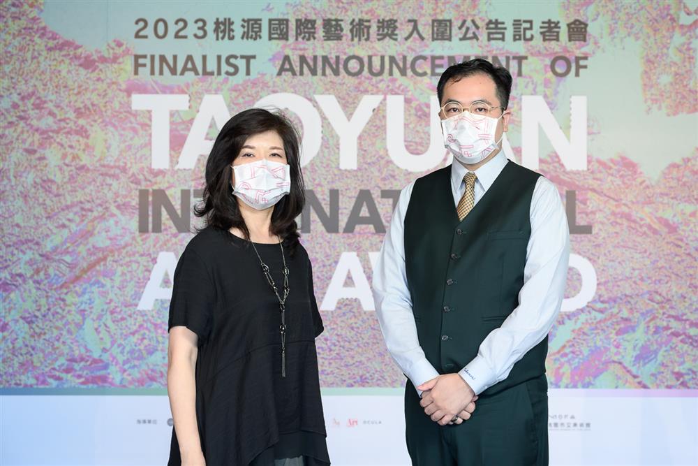  桃源獎記者會_桃園市立美術館館長劉俊蘭(左)與評審高森信男(右)