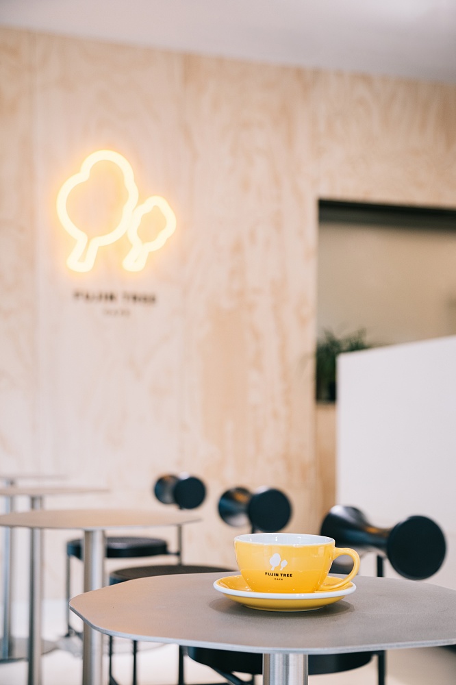 小檔富錦樹咖啡中山店牆面上的招牌霓虹燈，就像在招呼著每一位富錦樹咖啡的老朋友與新客。