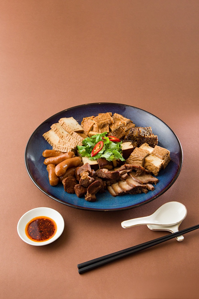 小檔富錦樹咖啡供應米其林一星「富錦樹台菜香檳」主廚特製滷味拼盤，還能吃到現切滷牛舌和鮑魚，精選食材經過數小時熬煮，上桌前再佐以濃郁滷汁，全新餐點首次推出就是要不平凡！