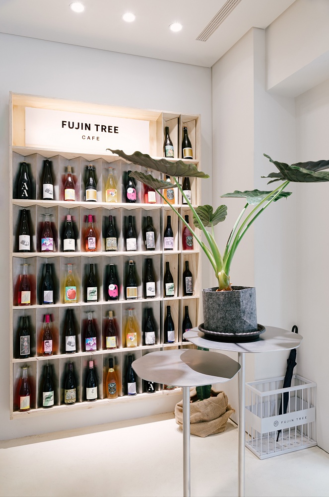 小檔富錦樹咖啡中山店看準近年流行的自然酒風潮，熱愛品酒的創辦人吳羽傑Jay，精選日本超熱賣Grape Republic品牌系列、紐西蘭狐狸之家系列，以及德國、捷克、西班牙等各國風味自然酒，在店內一一陳列供客人挑選品嘗！「