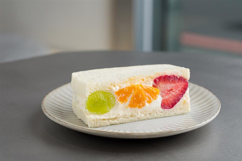 小檔富錦樹咖啡中山店新商品「水果吐司」選用新鮮草莓、蜜柑以及綠葡萄，加入手打綿密鮮奶油，果香與蜂蜜吐司以及清爽奶油的三重奏，每日新鮮現作，限量販售。