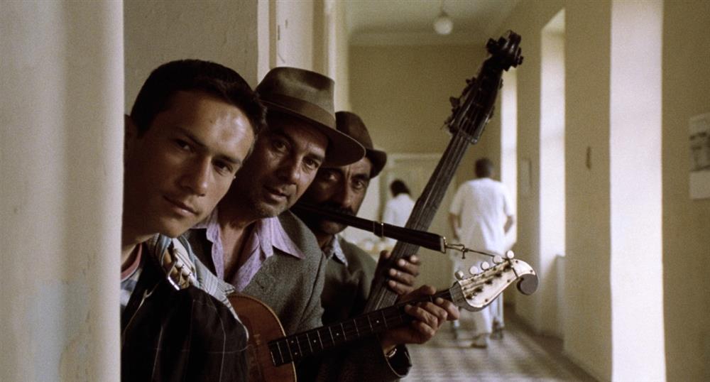 導演艾米爾•庫斯杜力卡《黑貓白貓》以吉普賽音樂貫穿整部，於威尼斯電影節獲得最佳導演銀獅獎，誠品【早安！周日經典電影院】將搶先院線放映。