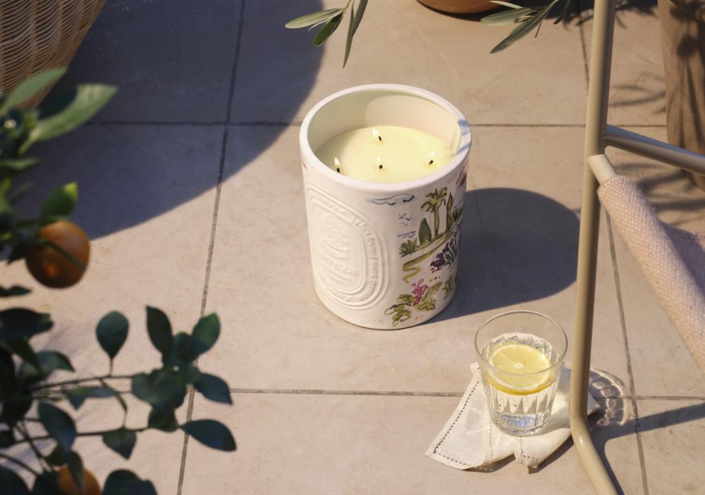 diptyque 2022限量檸檬草香氛蠟燭 1500g -特別版 NT$11,000_情境圖 diptyque 2022限量檸檬草香氛蠟燭 1500g -特別版 NT$11,000_情境圖
