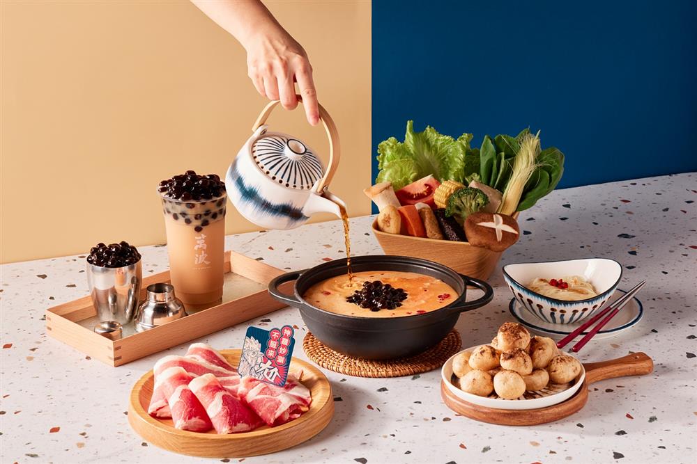 小檔尬鍋與萬波首度聯名結合雙品牌經典元素！推出啵霸辣奶鍋、奶茶炸雲朵、奶茶冰淇淋。