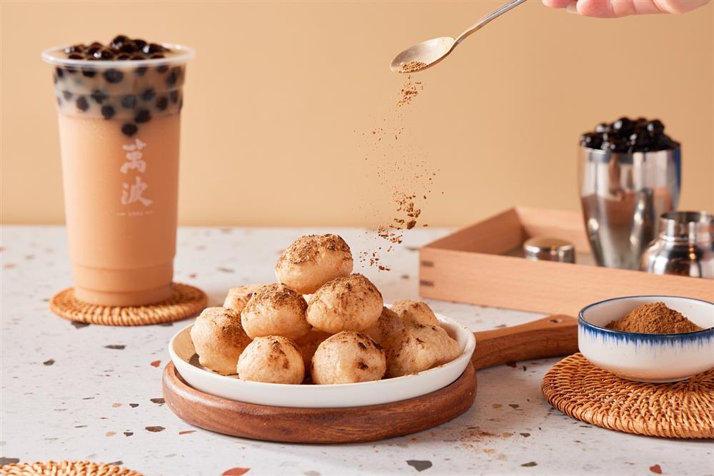 小檔灑上紅茶粉的奶茶炸雲朵軟糯Q彈的口感與逐漸釋放在口中的茶香，讓人一吃就上癮。