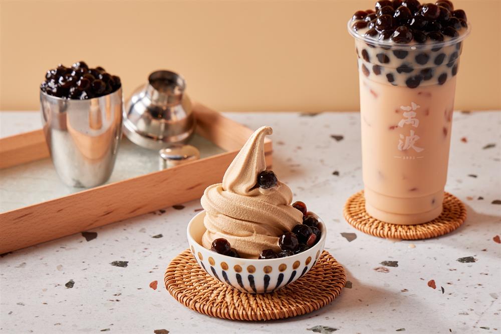 小檔完整轉移萬波經典奶茶的奶茶冰淇淋，搭配波霸與紅豆一起享用，絕對是最美味的消暑選擇。