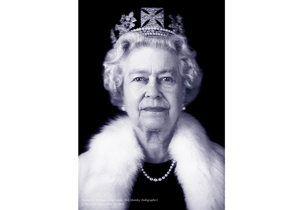 〈英國女王伊麗莎白二世「平靜」〉，克里斯．萊文； 羅伯．蒙迪於2012創作。圖片版權：Chris Levine +Jersey Heritage 2004。 (1)