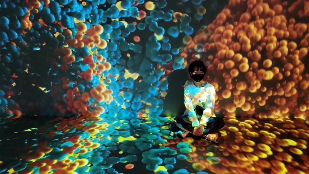 圖說2：《幻景換境 全沉浸體驗展—尋找 穿越平行宇宙之鑰》民眾在球池堡壘中發揮創意，完美融入於場景當中。