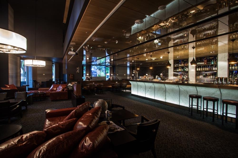 【慕軒飯店】URBAN331威士忌酒吧，以慕軒門牌號碼331為名，溫潤靜謐的空間、雋永現代經典家具與滿佈各個角落的藝術裝潢巧思，營造紐約上東城不凡的氣度與奢華氛圍