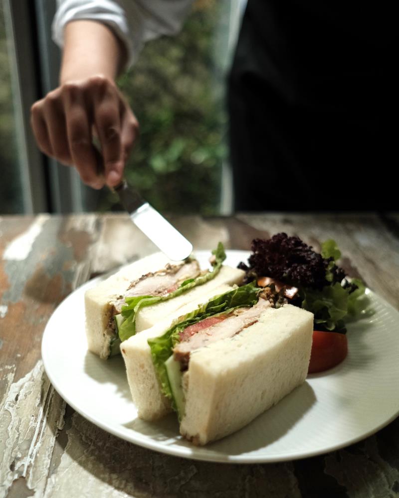 夏季限定 - 香料烤雞腿搭薄荷酸奶與番茄生菜三明治