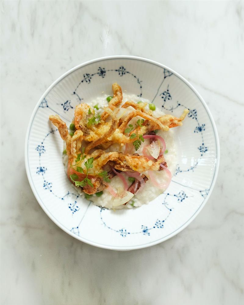 夏季限定 - 檸檬甜豆仁帕瑪森起司燉飯佐酥炸軟殼蟹_漬乾蔥與漬檸檬與培根丁