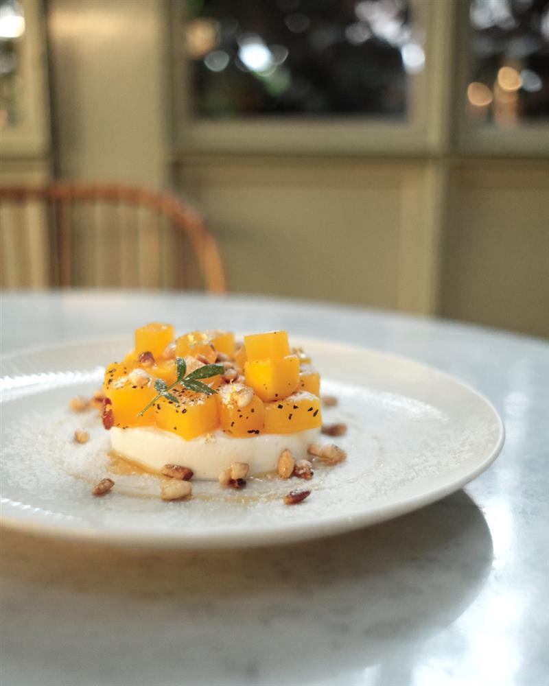 夏季限定甜點 - 鐵觀音生乳酪佐新鮮芒果_百香果凍_焦糖爆米香_淋蜂蜜