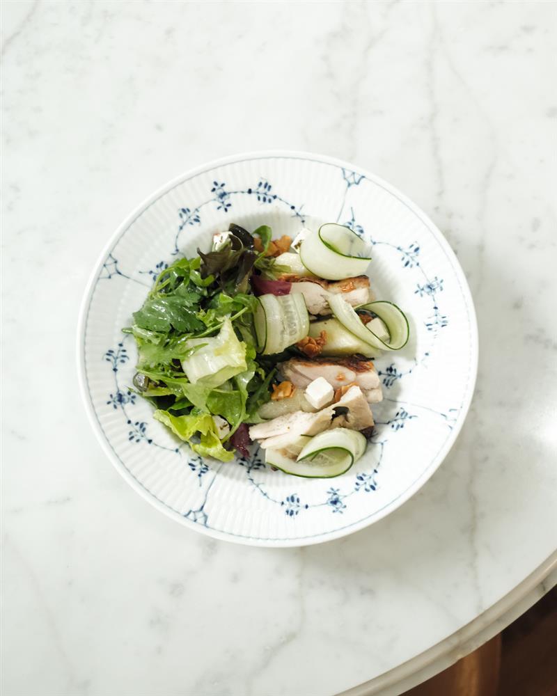 夏季限定 - 哈密瓜_Feta cheese_小黃瓜_焦糖杏仁_香料烤雞腿_芝麻葉與香菜沙拉