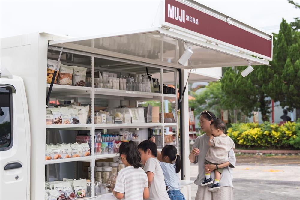 改裝自小卡車的「移動服務」將販售近150個品項，希望讓各地顧客體驗MUJI無印良品專屬的好感生活提案。