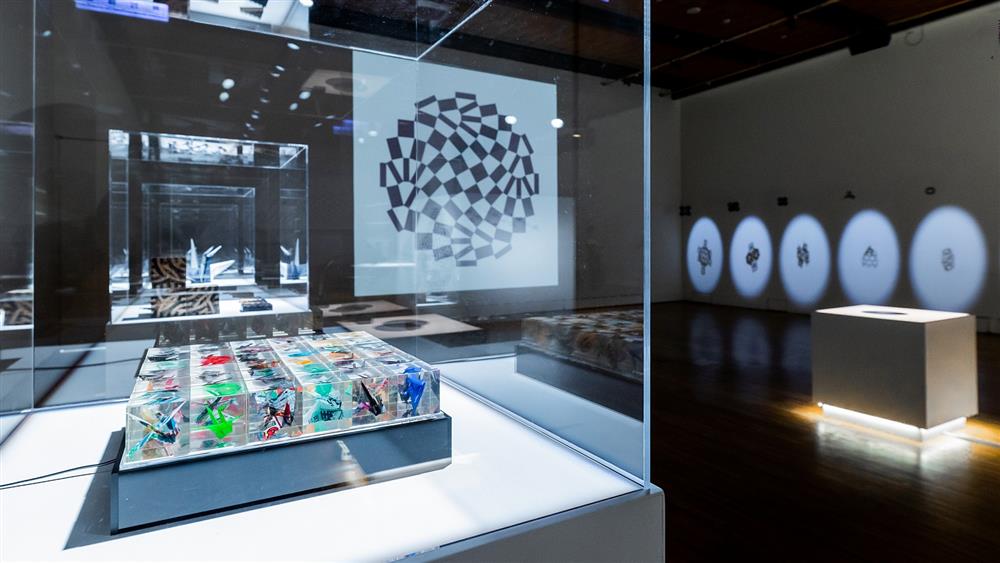 小檔展覽現場除了多件設計新作首次發表，還有野老朝雄眾多代表作品特別空運來台展出。此外，展場匯集近300幅經典紋樣，以4米高巨幅投影展現幾何藝術帶來的視覺震撼。(2)野老朝雄”連結”展 ASAO TOKOLO [CONNECT]