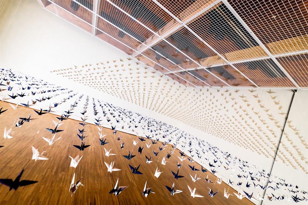 「野老朝雄 CONNECT連結」大展展場中最引人注目的是野老朝雄與台灣上萬民眾「現地共創」的展覽新作「祈福千紙鶴」。