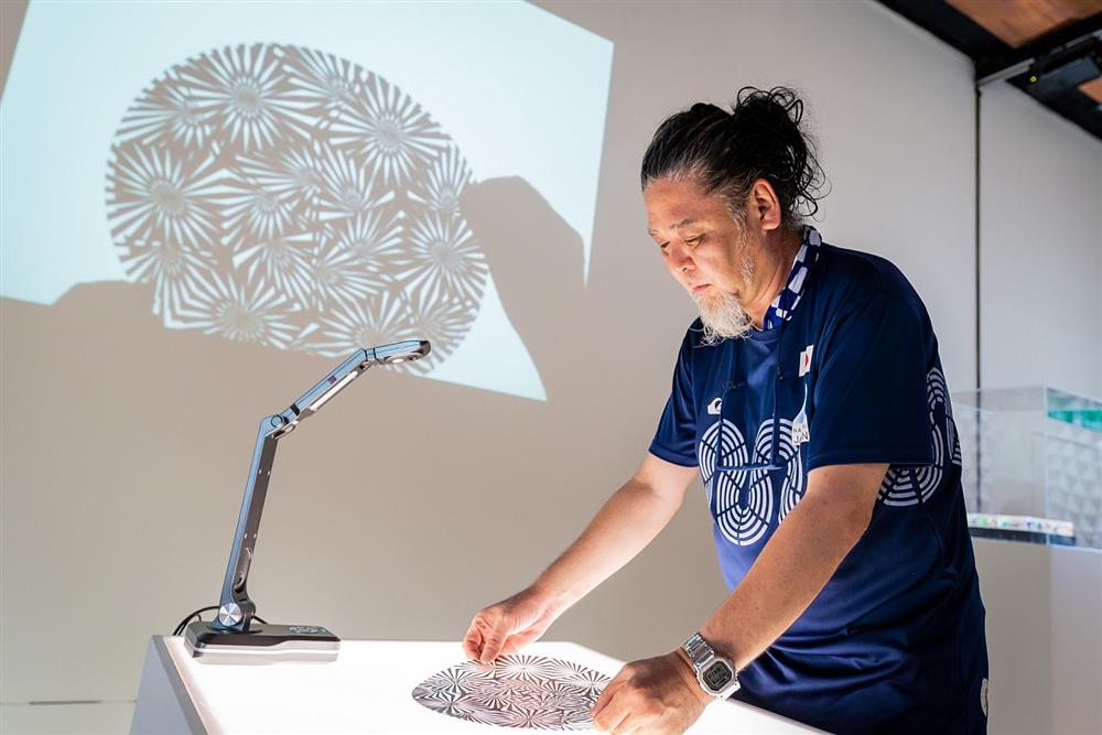 小檔展覽現場匯集野老朝雄豐富作品，並以多元形式呈現，例如民眾可將紋樣圖案自由拼貼移動，透過即時互動投影，成為展場作品之一。